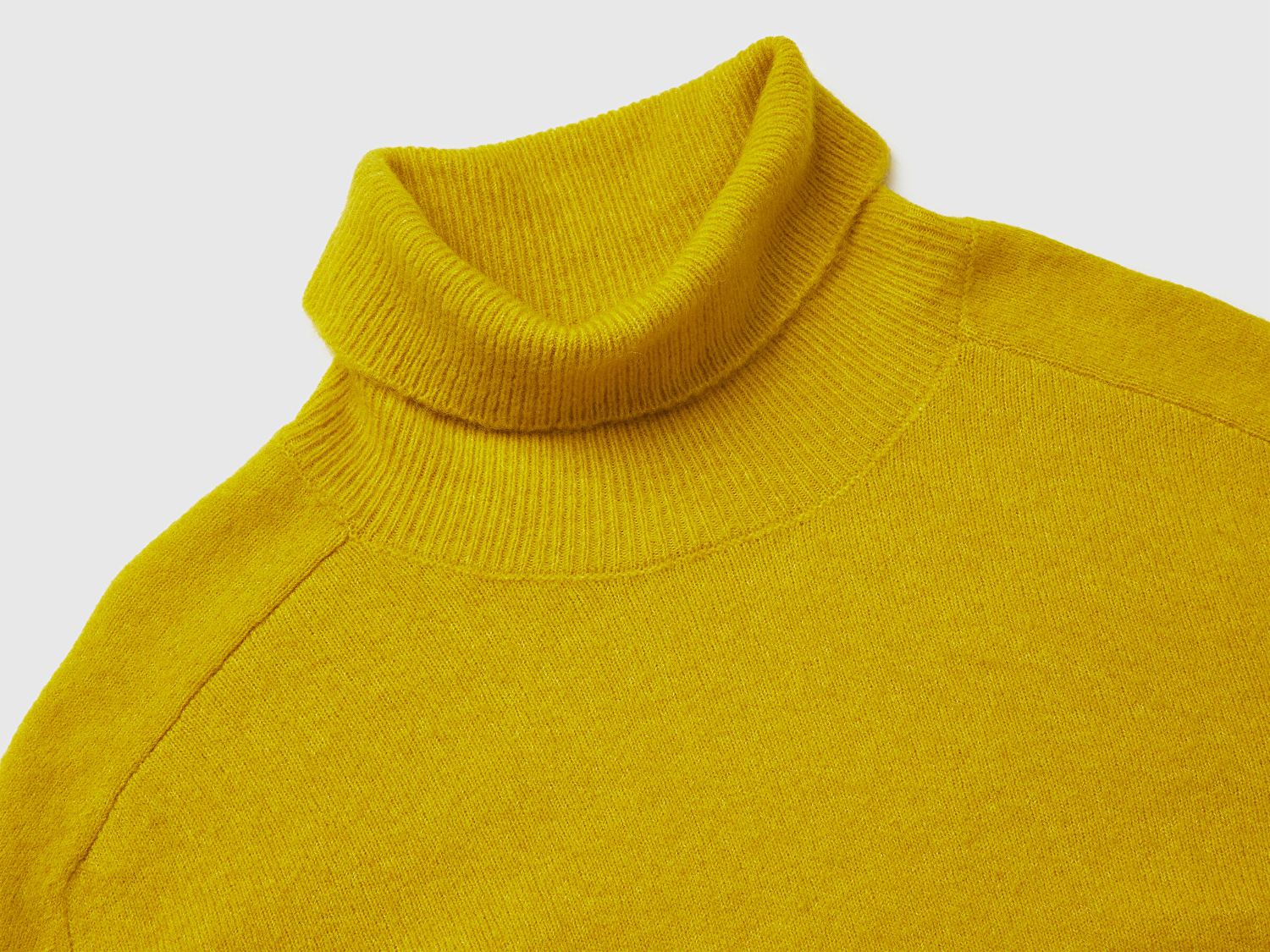 Benetton Kadın Sarı Akrilik ve Yün Karışımlı Düşük Omuzlu Balıkçı Yaka Kazak