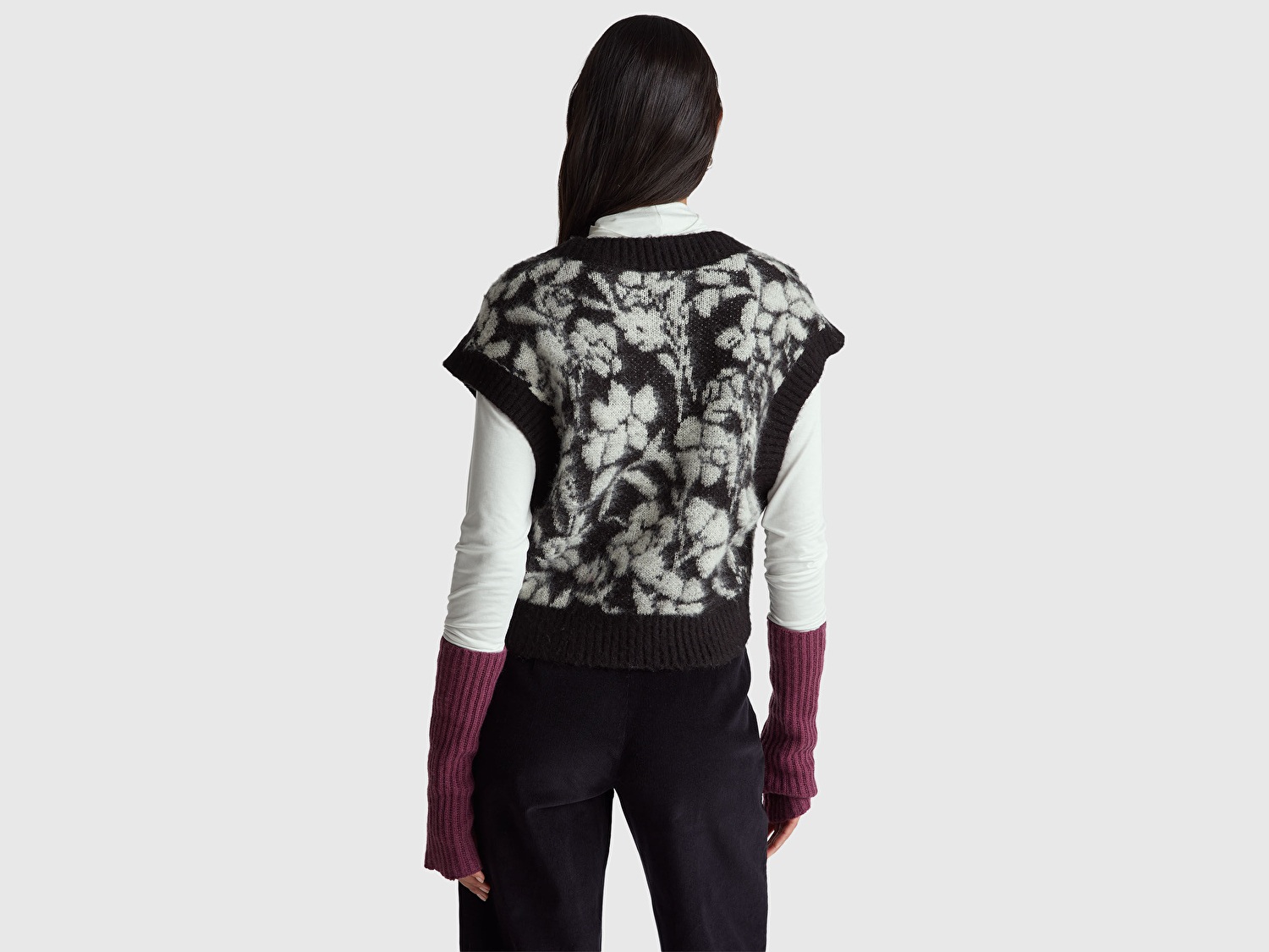 Benetton Kadın Siyah Akrilik Karışımlı Desenli Ribana Detaylı V Yaka Kolsuz Kazak