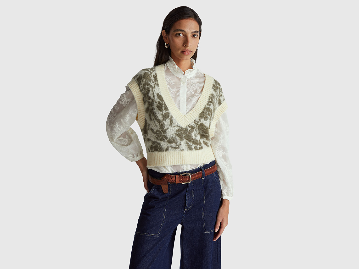 Benetton Kadın Krem Akrilik Karışımlı Desenli Ribana Detaylı V Yaka Kolsuz Kazak