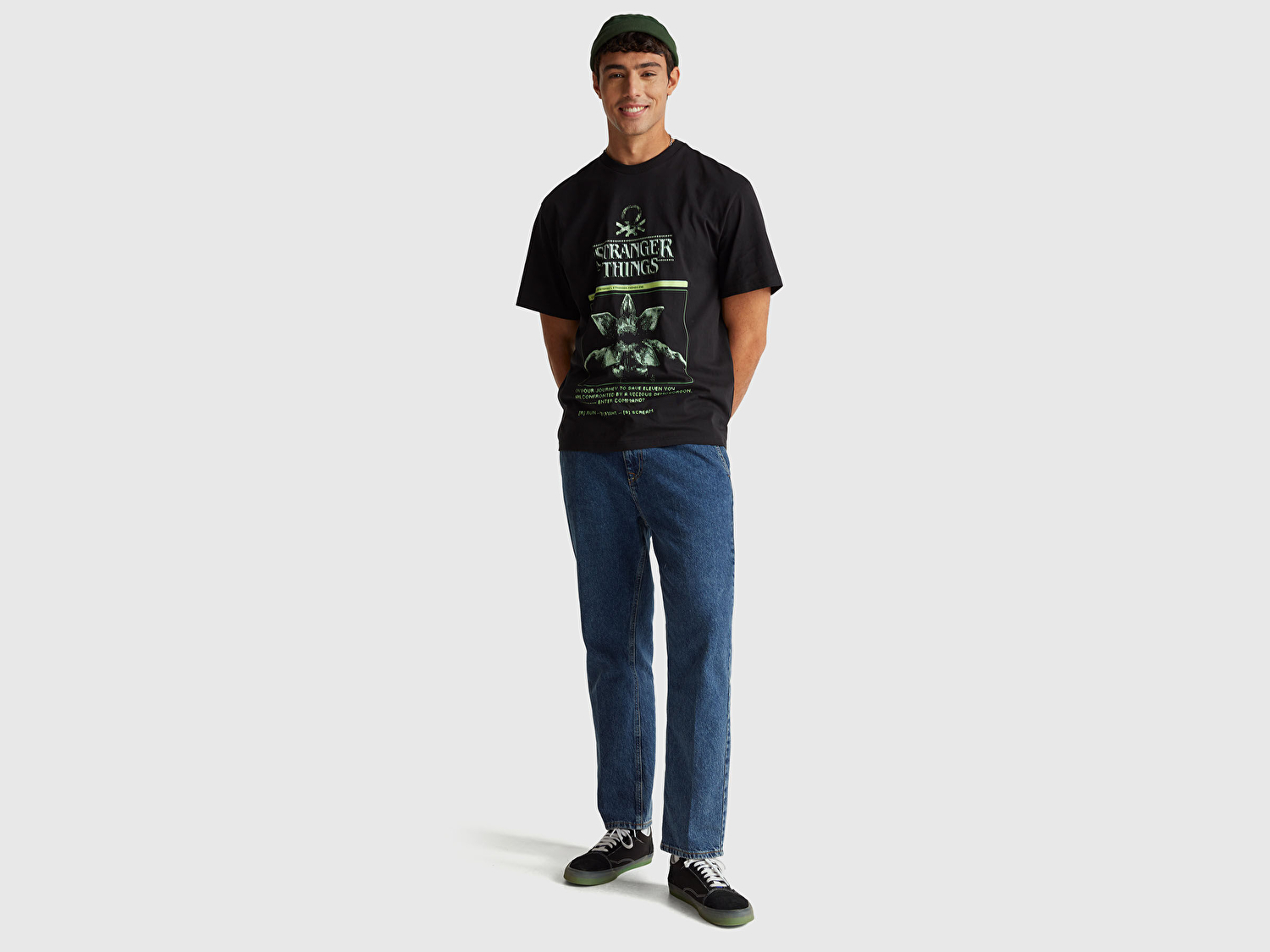 Benetton Erkek Siyah-Yeşil  %100 Pamuk Regular Fit Stranger Things Baskılı T-Shirt