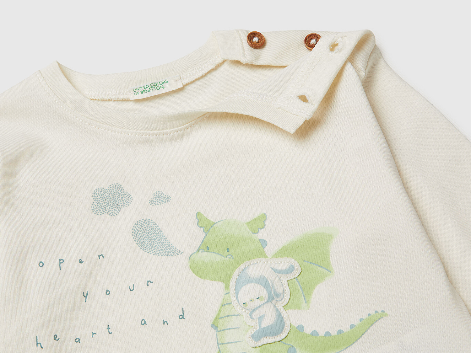 Benetton Bebek Krem Omzu Ahşap Düğme Detaylı İşlemeli Baskılı Uzun Kollu T-Shirt