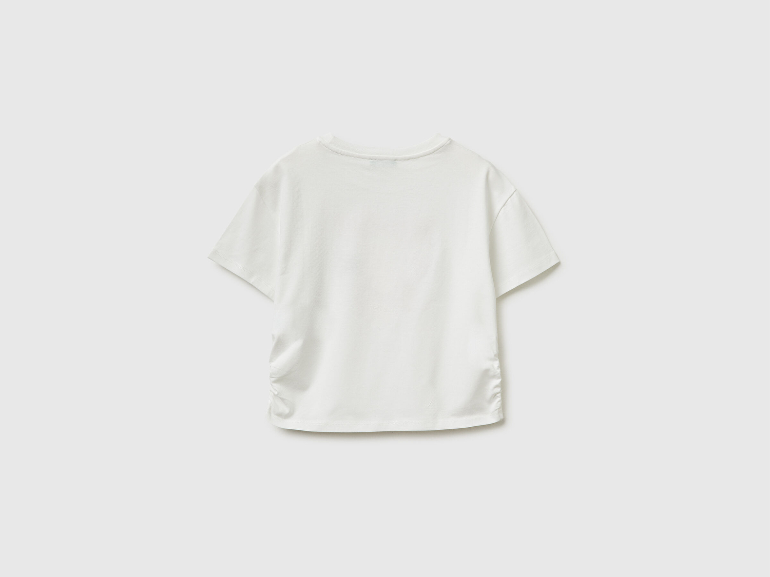 Benetton Kız Çocuk Beyaz Yanları Büzgülü Detaylı Önü Baskılı ve İşlemeli T-Shirt