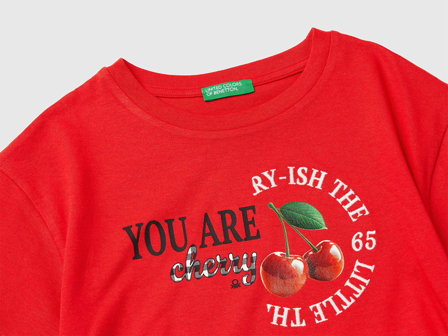 Benetton Kız Çocuk Kırmızı Yanları Büzgülü Detaylı Önü Baskılı ve İşlemeli T-Shirt