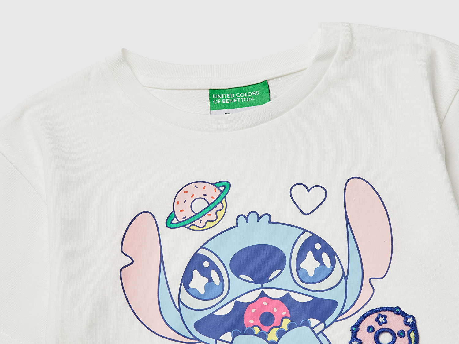 Benetton Kız Bebek Beyaz Baskılı Yama Detaylı Etek Ucu Logo Detaylı T-Shirt