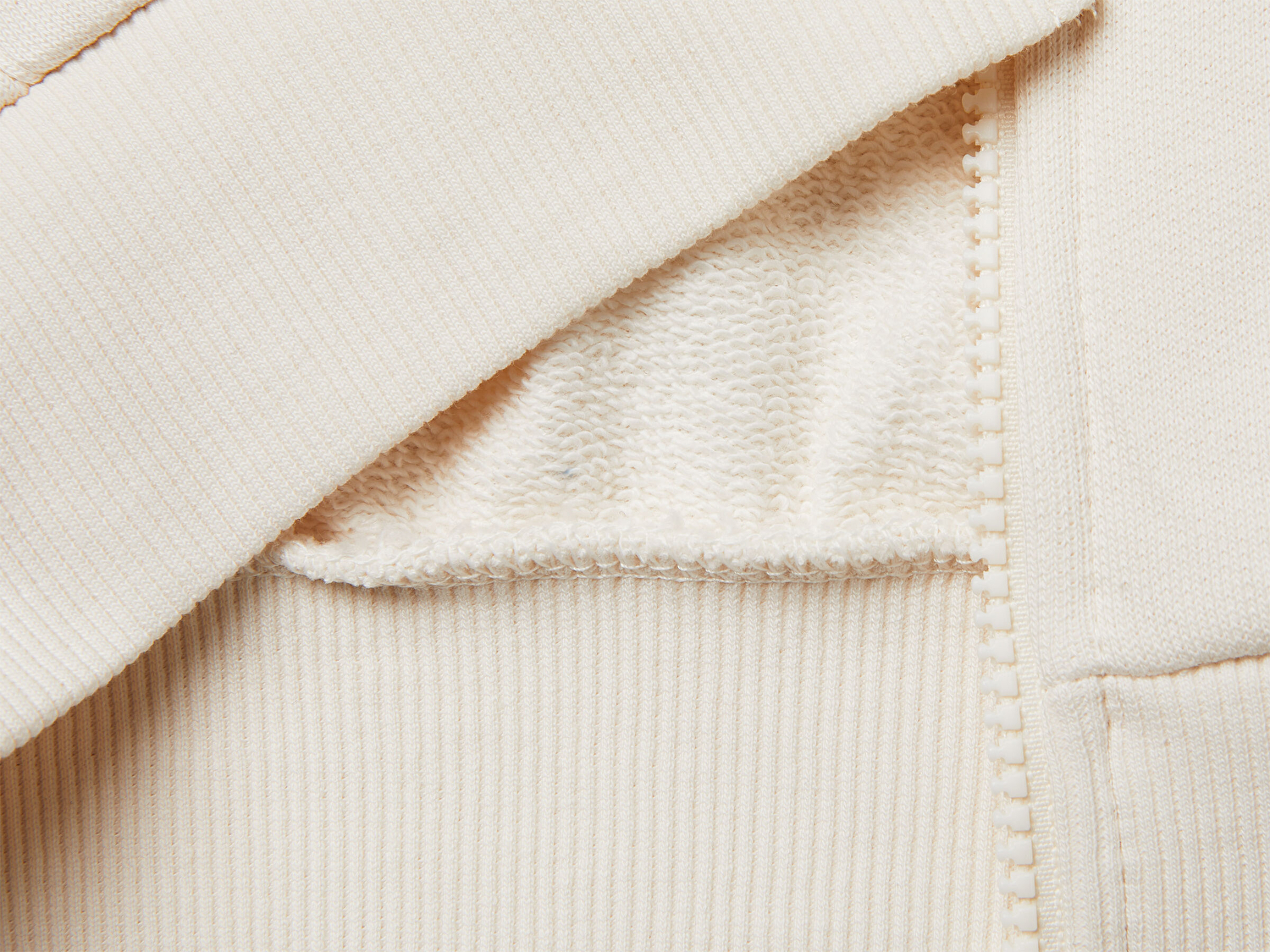 Benetton Kız Çocuk Ekru Simli Logolu Fermuarlı Cepli Kapüşonlu Yüksek Yaka Sweatshirt
