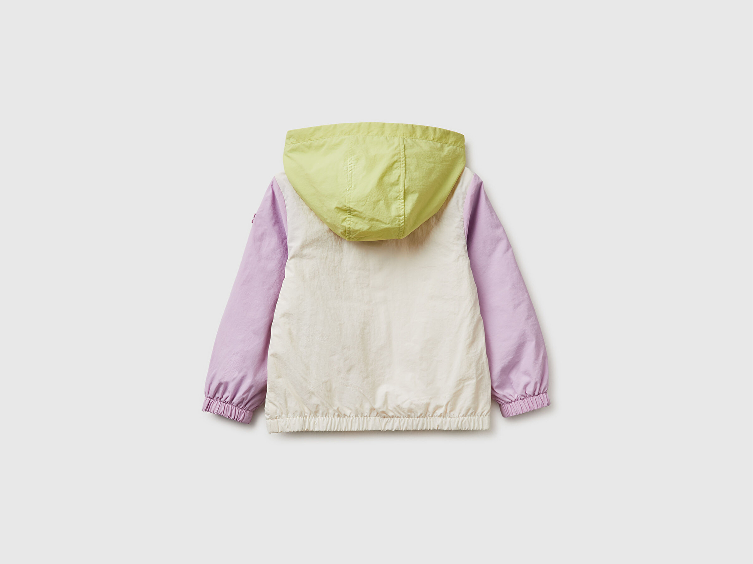 Benetton Kız Bebek Beyaz Mix Kolu Logo Detaylı Astarlı Kapüşonlu Yağmurluk