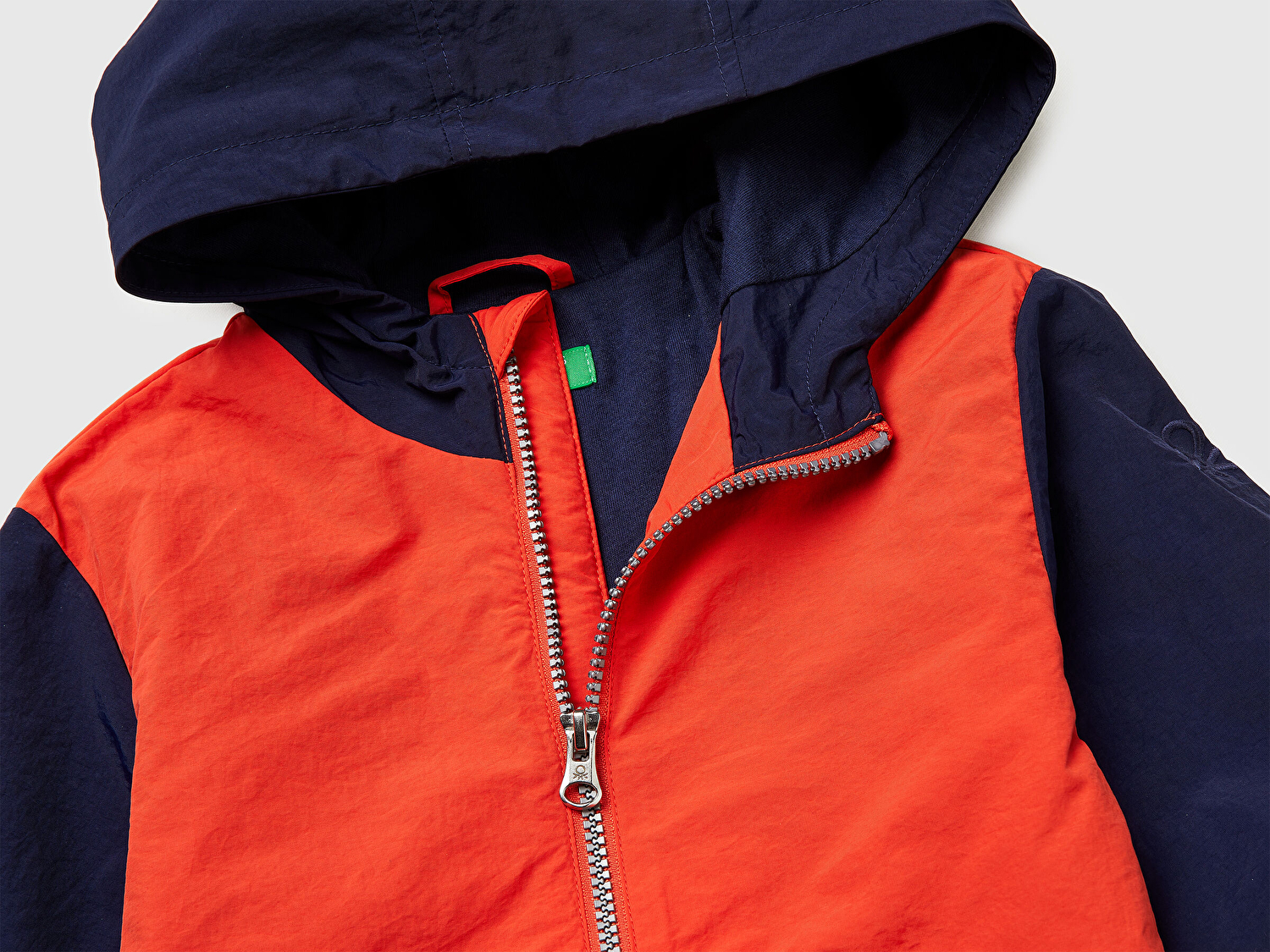 Benetton Erkek Bebek Kırmızı Mix Omzu Logo Nakışlı Cepli Kapüşonlu Yağmurluk