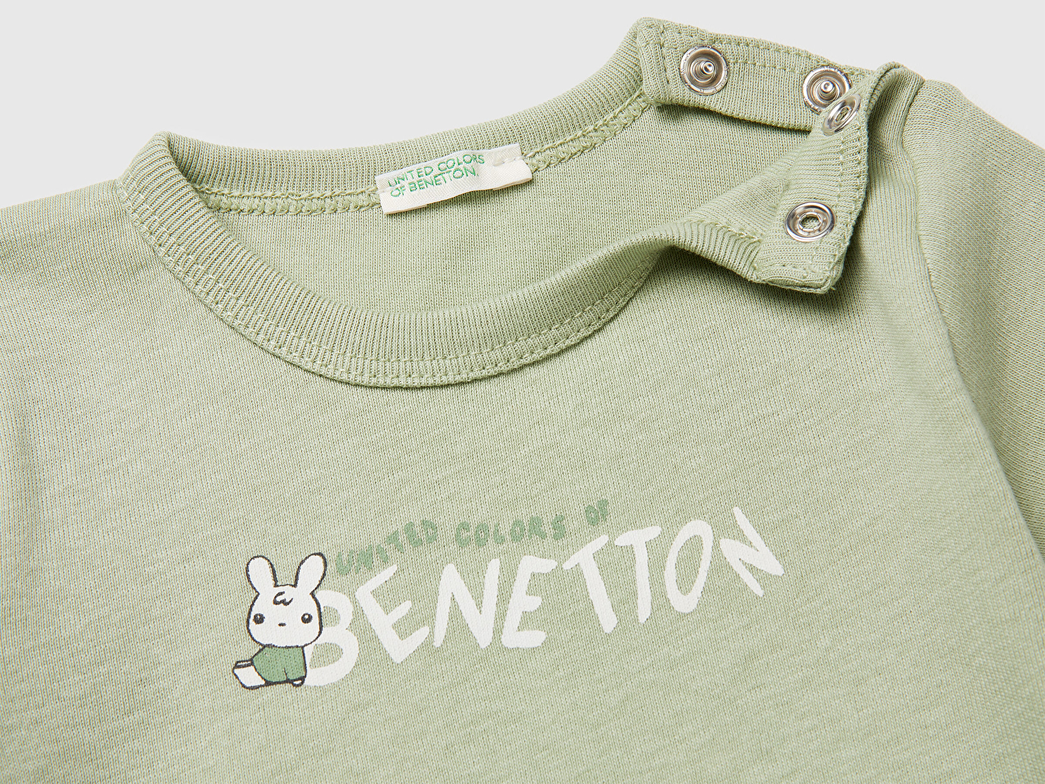 Benetton Bebek Adaçayı Yeşili Baskılı Omzu Çıtçıtlı Ribanalı Kısa Kollu T-Shirt