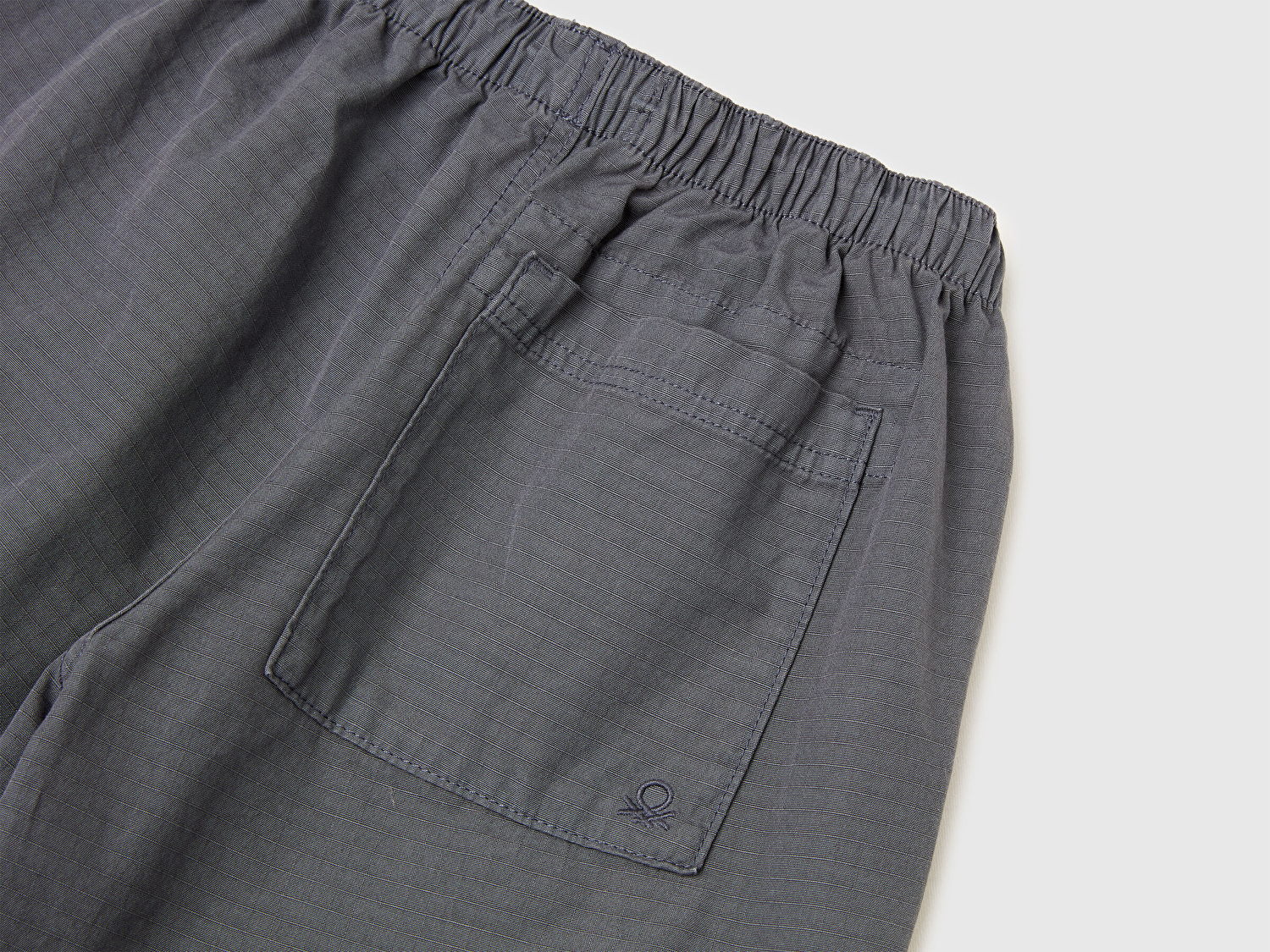 Benetton Erkek Çocuk Antrasit Logo Baskılı Beli Büzgülü Paraşüt Pantolon