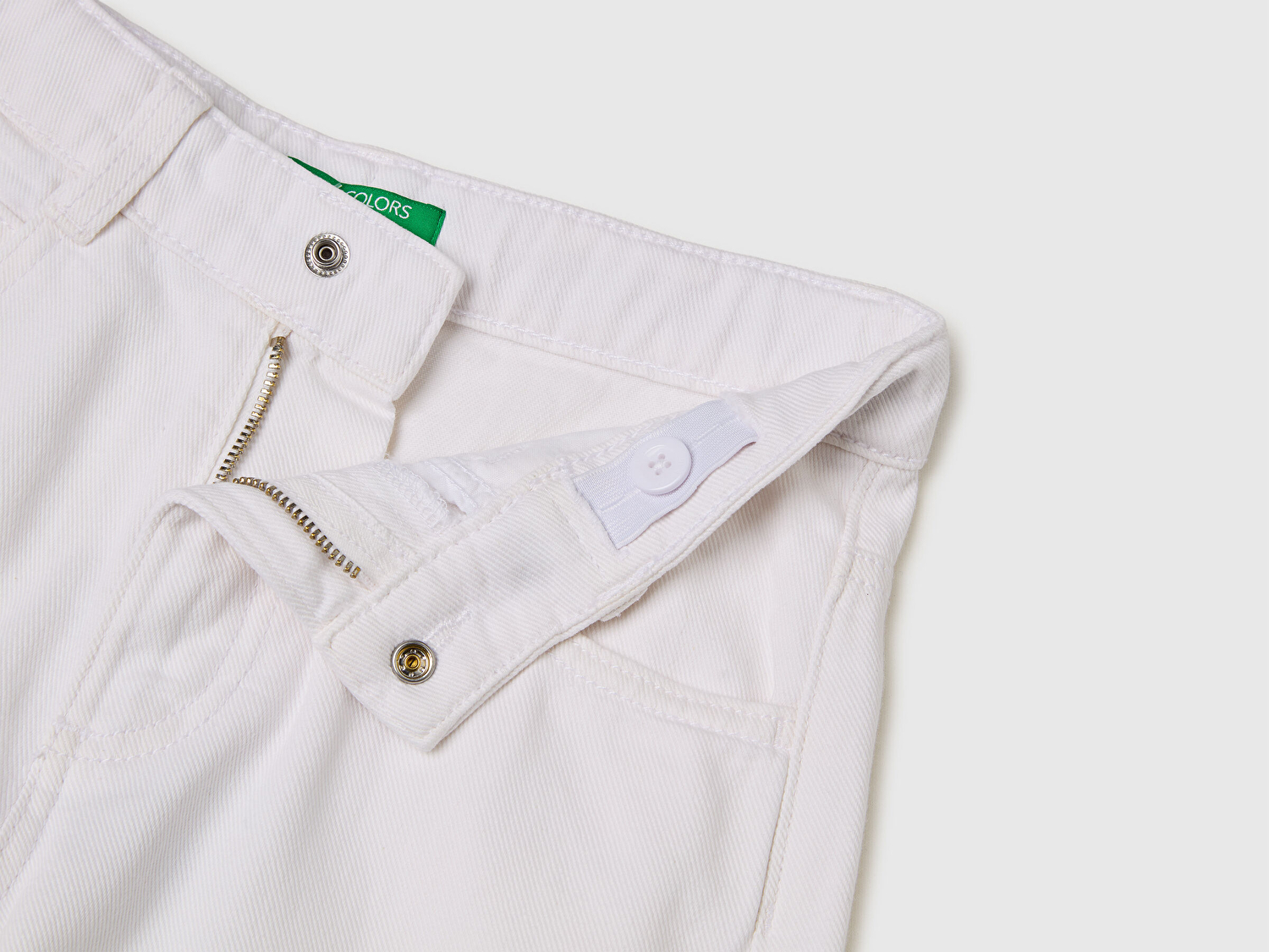Benetton Kız Çocuk Beyaz Arkası Logo İşlemeli Boyalı Paçası Kıvrık Pantolon