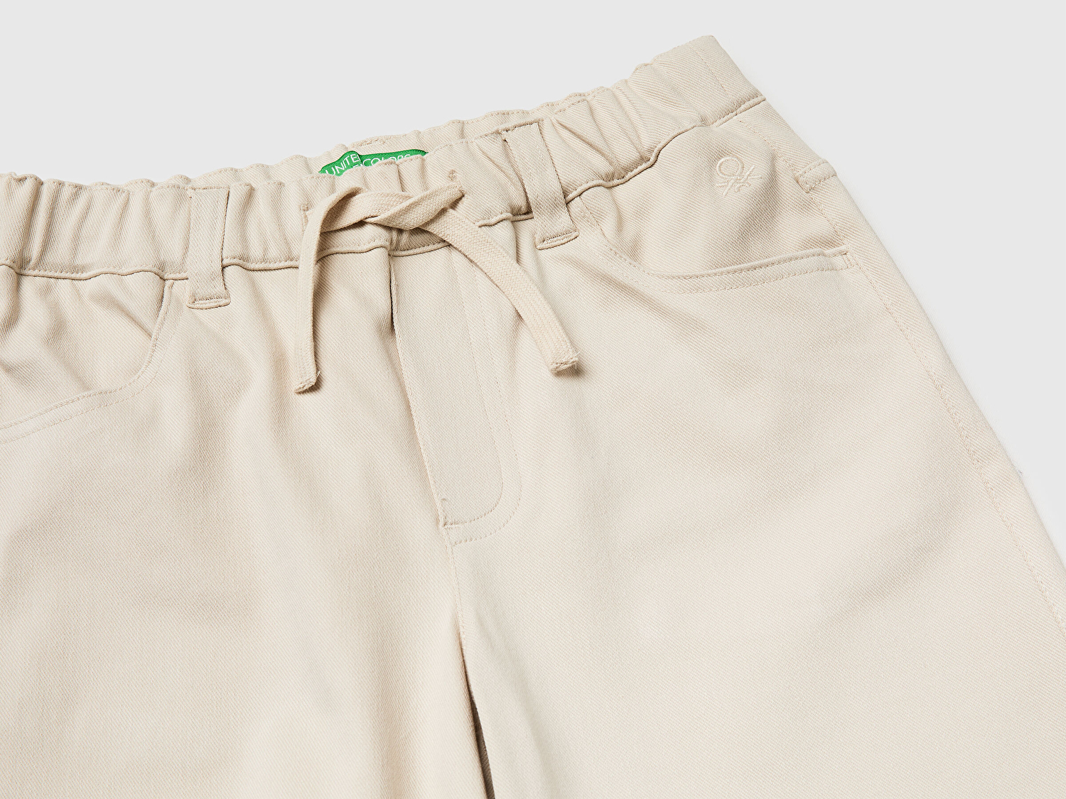 Benetton Erkek Çocuk Bej Beli Büzgülü İpli Cepli Logo İşlemeli Bermuda Şort