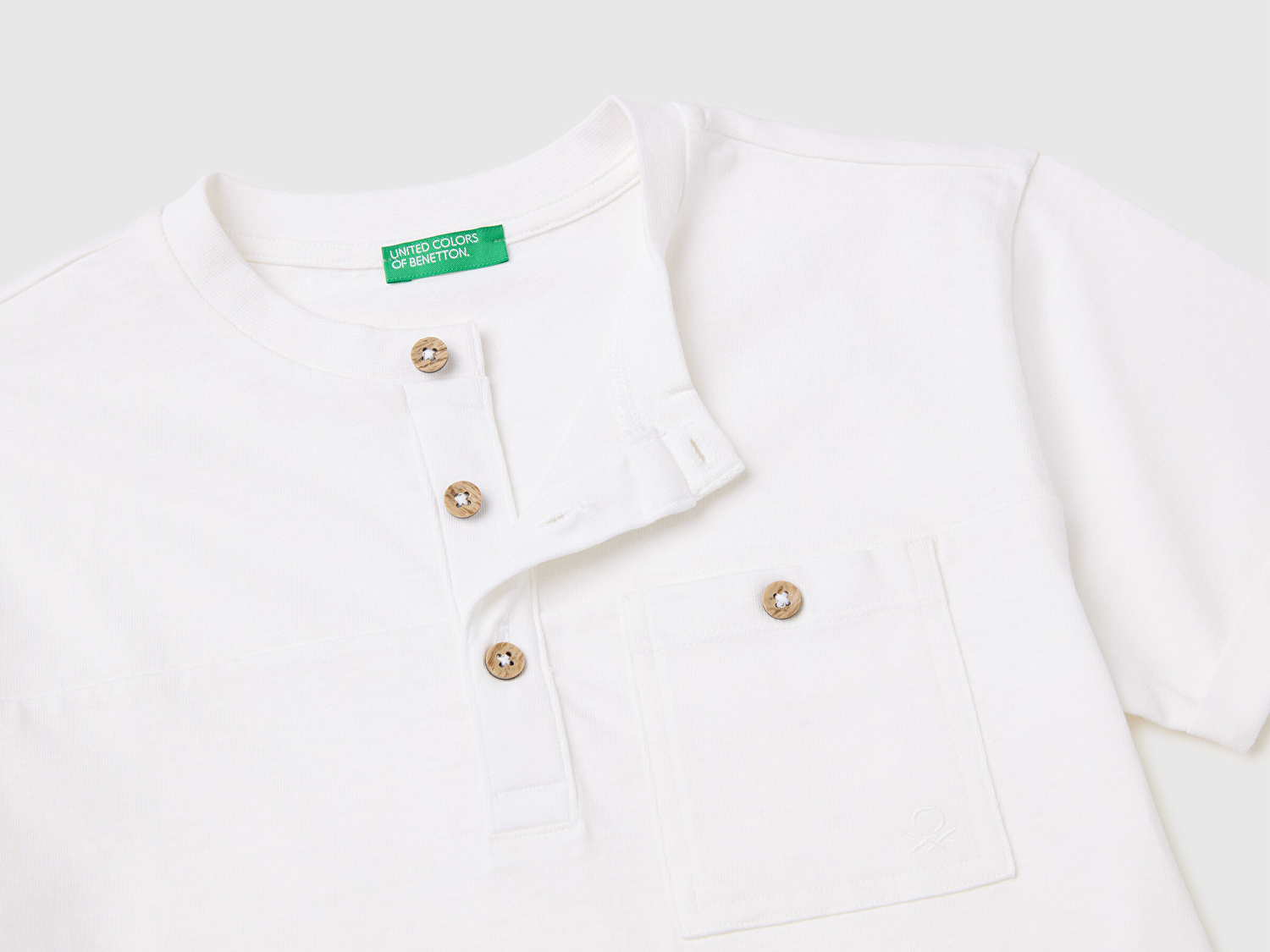 Benetton Erkek Çocuk Beyaz Logo İşlemeli Düğmeli Cep Detaylı Henley Yaka T-Shirt