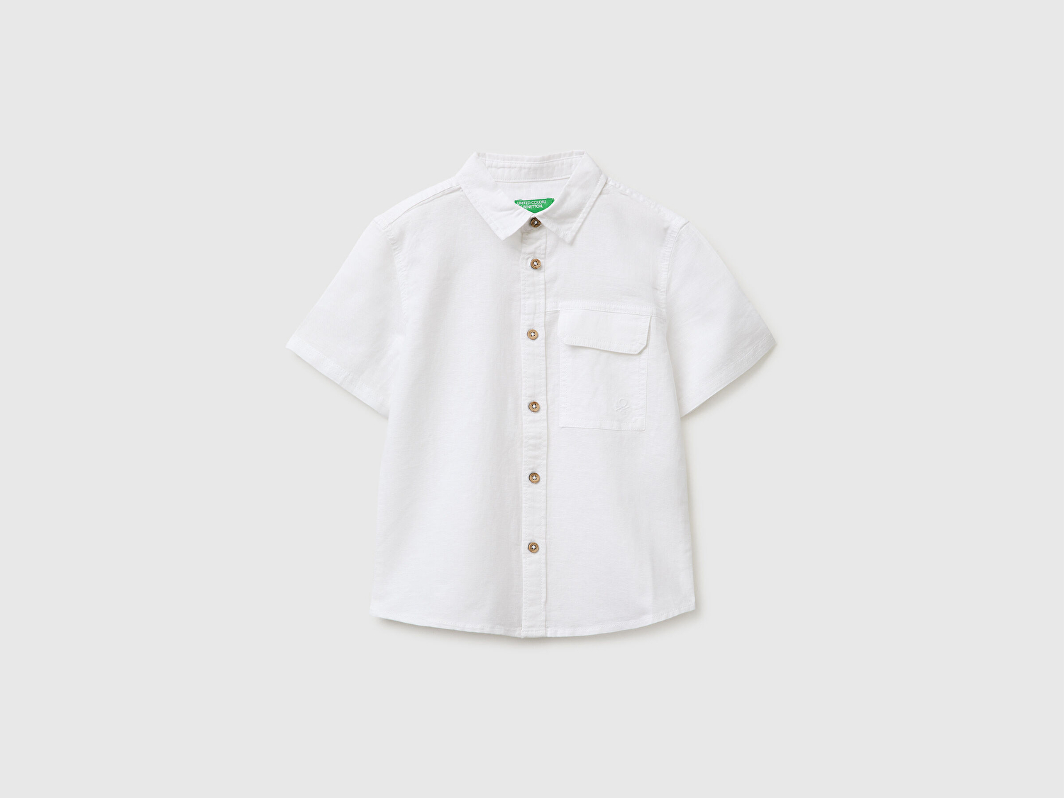 Benetton Erkek Bebek Beyaz Logo İşlemeli Kapaklı Cepli Ahşap Düğmeli Kısa Kollu Gömlek