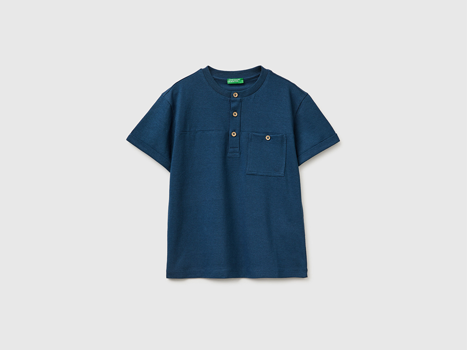 Benetton Erkek Çocuk Koyu Lacivert Logo İşlemeli Düğmeli Cep Detaylı Henley Yaka T-Shirt