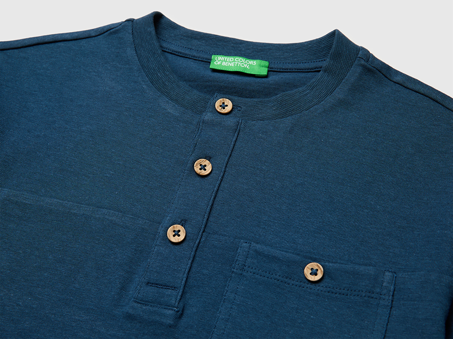 Benetton Erkek Çocuk Koyu Lacivert Logo İşlemeli Düğmeli Cep Detaylı Henley Yaka T-Shirt