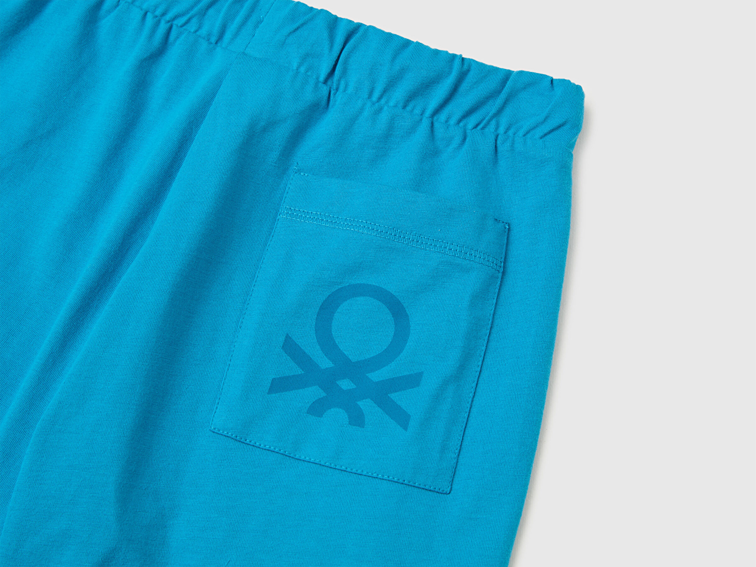 Benetton Erkek Çocuk Mavi Arka Cebi Logo Baskı Detaylı Elastik Belli Bermuda Şort
