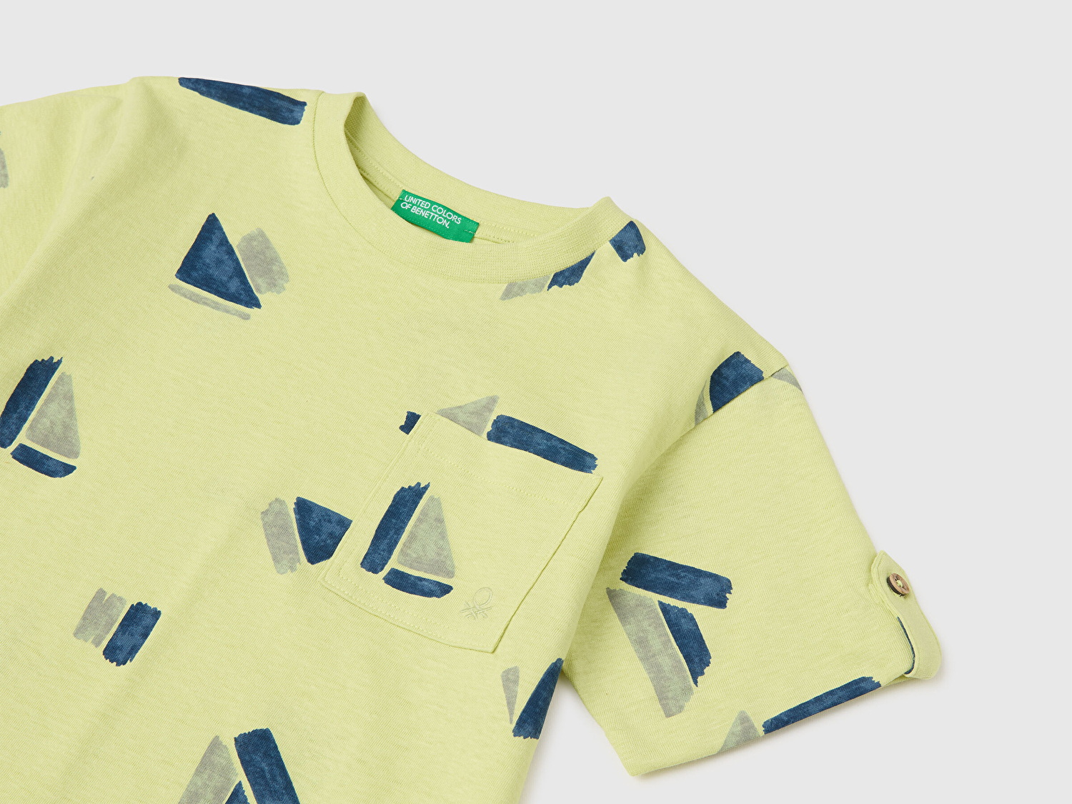 Benetton Erkek Bebek Sarı Logo İşlemeli Düğmeli Cep Detaylı Tamamı Desenli T-Shirt
