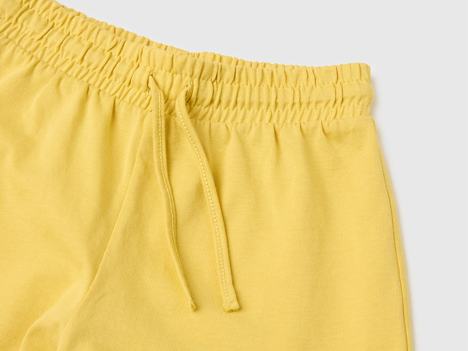 Benetton Kız Bebek Hardal Sarısı İşleme Logo Detaylı Regular Fit Bermuda Şort