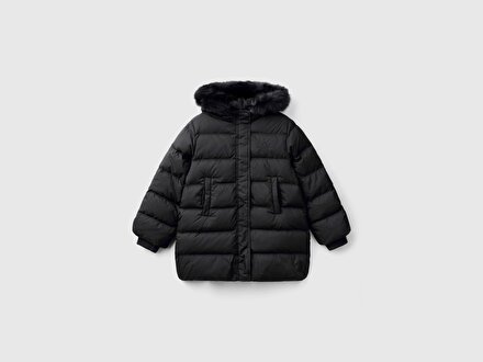 Kız Çocuk Siyah Sol Göğsü Logolu Çıkarılabilir Kapüşonlu Uzun Kuş Tüyü Ceket