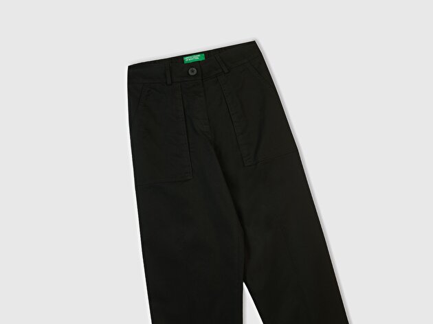 Benetton Kadın Siyah Pamuk Karışımlı Önü Dikiş Detaylı Paçası Kıvrık Pantolon