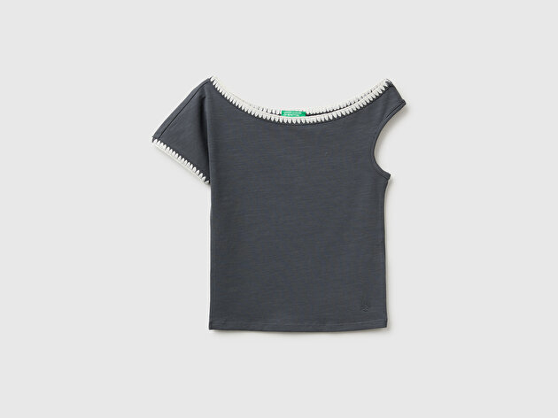 Benetton Kız Çocuk Koyu Kahverengi Asimetrik Yaka İşleme Detaylı T-Shirt