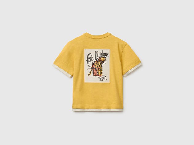 Benetton Erkek Bebek Hardal Sarısı Göğsü Baskı Detaylı Düğmeli Bisiklet Yaka T-Shirt