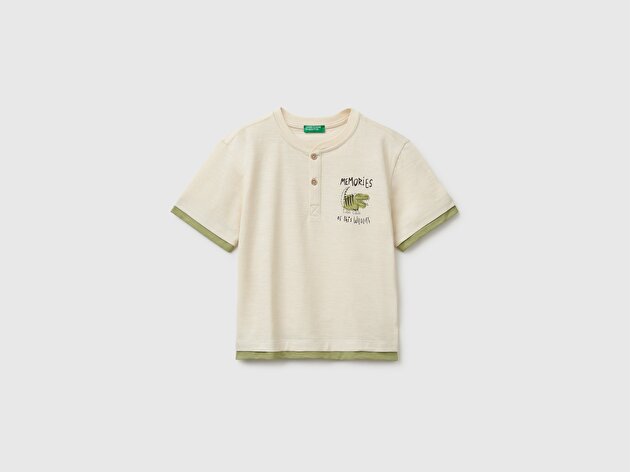 Benetton Erkek Bebek Krem Göğsü Baskı Detaylı Düğmeli Bisiklet Yaka T-Shirt