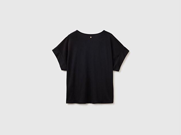 Benetton Kadın Siyah Pamuk ve Liyosel Karışımlı Arkası Logo Detaylı T-Shirt