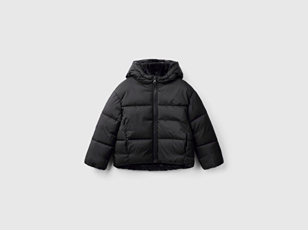 Benetton Kız Çocuk Siyah Kolu Logo İşlemeli Fermuarlı ve Kapüşonlu Kısa Pufa Mont