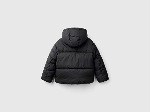 Benetton Kız Çocuk Siyah Kolu Logo İşlemeli Fermuarlı ve Kapüşonlu Kısa Pufa Mont