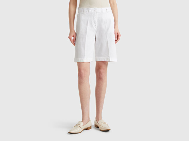 Benetton Kadın Beyaz Pamuk Karışımlı Önü Düğmeli Regular Fit Bermuda Şort
