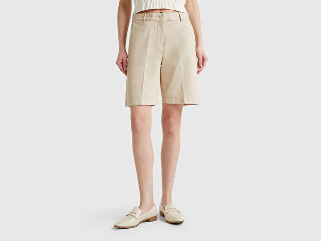 Benetton Kadın Taş Pamuk Karışımlı Önü Düğmeli Regular Fit Bermuda Şort