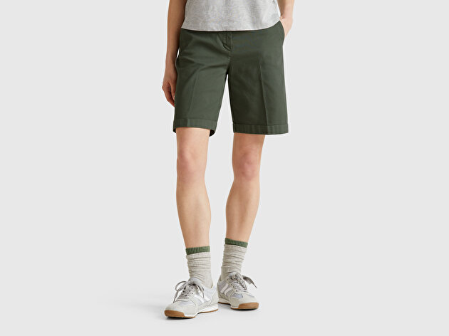 Benetton Kadın Haki Pamuk Karışımlı Önü Düğmeli Regular Fit Bermuda Şort