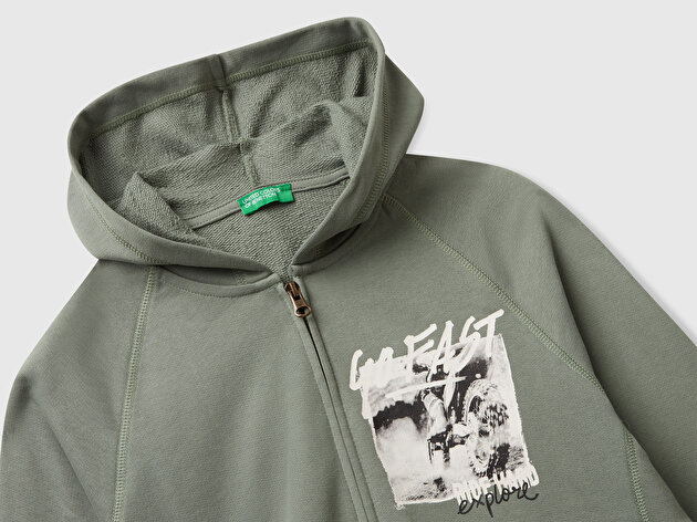Benetton Erkek Çocuk Haki Önü ve Arkası Baskılı Fermuarlı Yan Cepli Sweatshirt