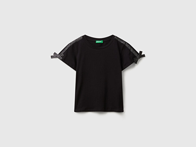 Benetton Kız Çocuk Siyah Logo İşlemeli Omuzları Simli Kurdeleli T-shirt