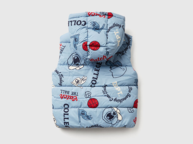 Benetton Erkek Bebek Açık Mavi Tamamı Baskılı Logolu Fermuarlı Kapüşonlu Dolgulu Yelek