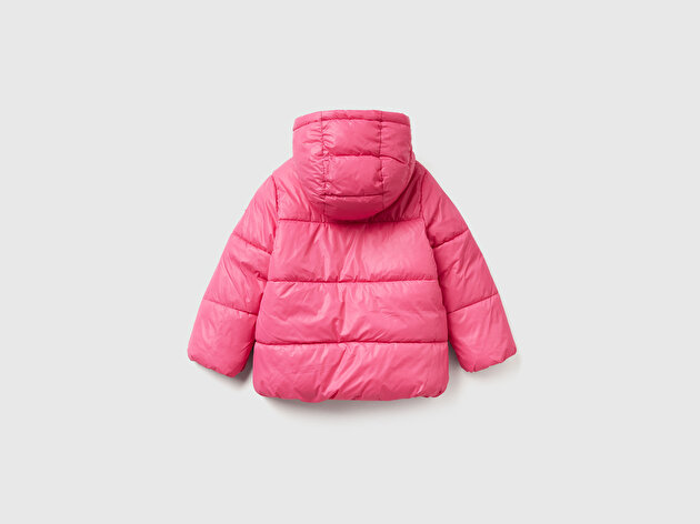 Benetton Kız Bebek Pembe Kolu Logo Detaylı Yama Cepli Kapüşonlu Sentetik Dolgulu Mont