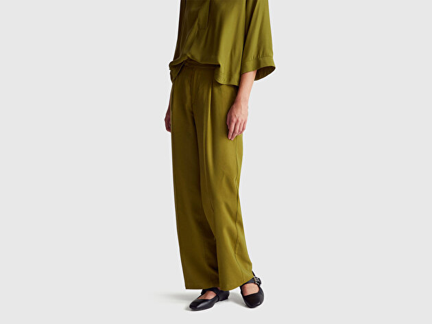 Benetton Kadın Haki Yeşili Viskoz Karışımlı Arka Cep Detaylı Geniş Paça Pantolon