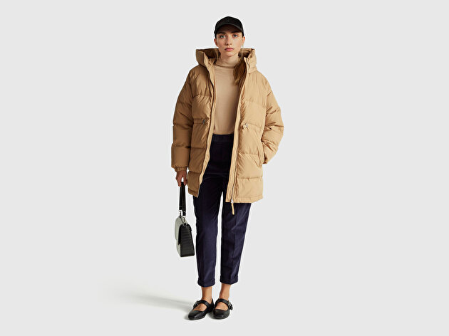 Benetton Kadın Açık Kahverengi Kuş Tüyü Beli Bağcıklı Kapüşonlu Uzun Şişme Mont