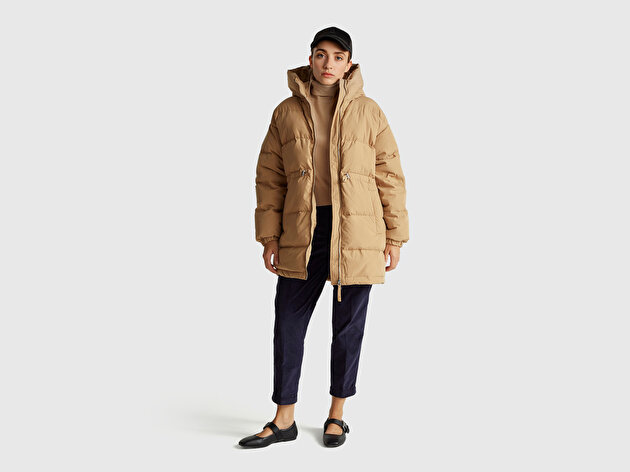 Benetton Kadın Açık Kahverengi Kuş Tüyü Beli Bağcıklı Kapüşonlu Uzun Şişme Mont