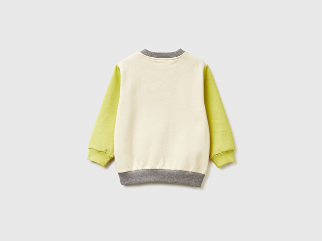 Benetton Erkek Bebek Hardal-Ekru Önü Logo Baskılı Cepli Bisiklet Yaka Regular Fit Sweatshirt