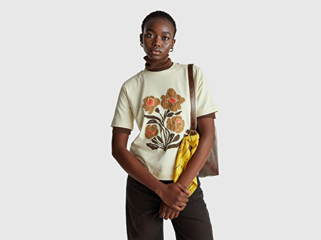 Benetton Kadın Krem Desenli %100 Pamuk Önü Çiçek İşlemeli Bisiklet Yaka T-Shirt