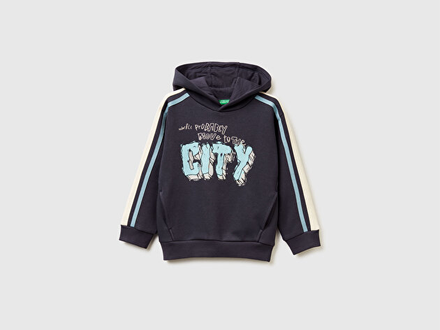 Benetton Erkek Bebek Koyu Gri Önü Baskılı Kolları Şeritli Kapüşonlu Sweatshirt