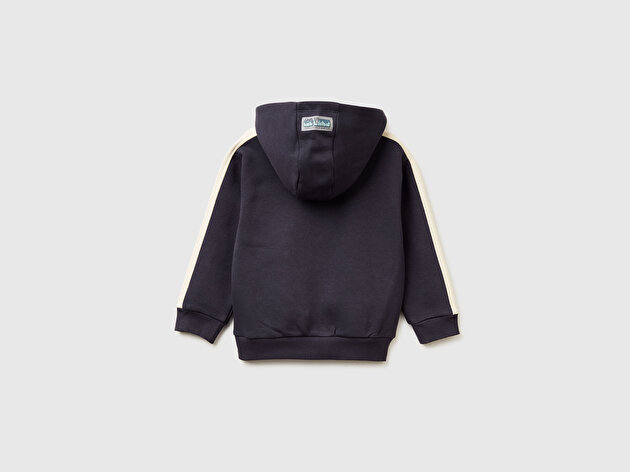 Benetton Erkek Bebek Koyu Gri Önü Baskılı Kolları Şeritli Kapüşonlu Sweatshirt