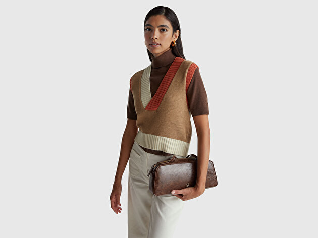 Benetton Kadın Açık Kahverengi Akrilik ve Yün Karışımlı Ribana Detaylı V Yaka Kolsuz Kazak