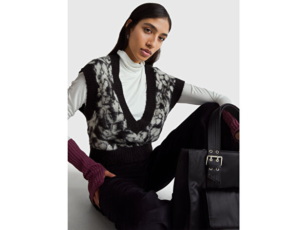 Benetton Kadın Siyah Akrilik Karışımlı Desenli Ribana Detaylı V Yaka Kolsuz Kazak