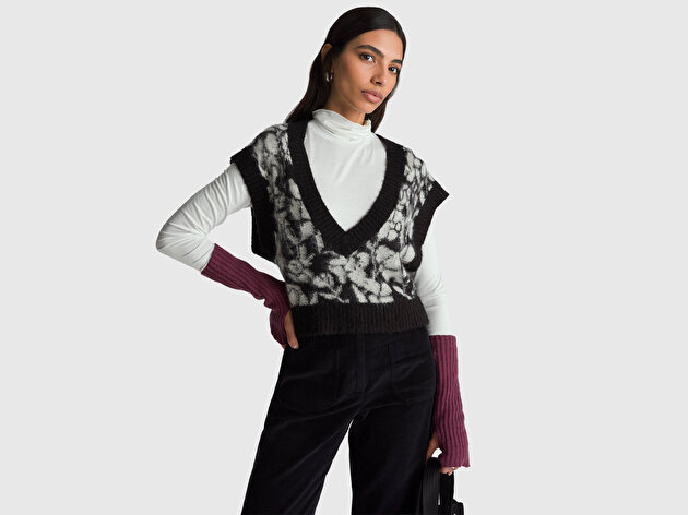 Benetton Kadın Siyah Akrilik Karışımlı Desenli Ribana Detaylı V Yaka Kolsuz Kazak