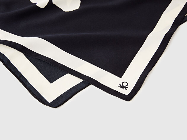 Benetton Kadın Siyah Çiçek Baskılı İpeksi Fular