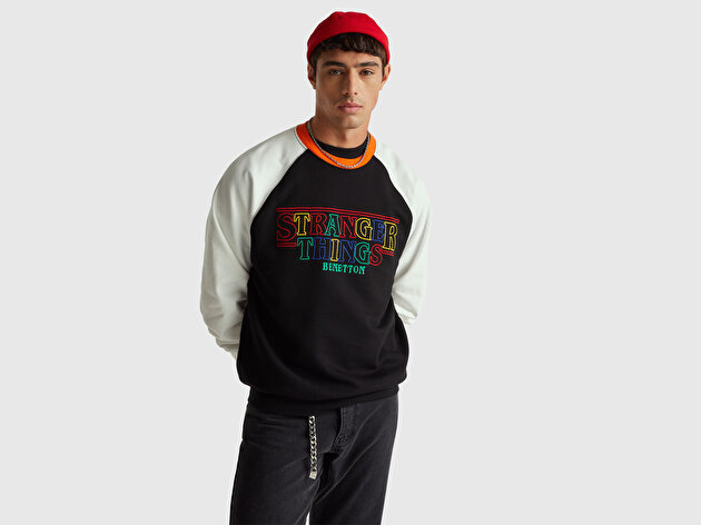 Benetton Erkek  %100 Pamuk Relaxed Fit Stranger Things Baskılı Sweatshirt