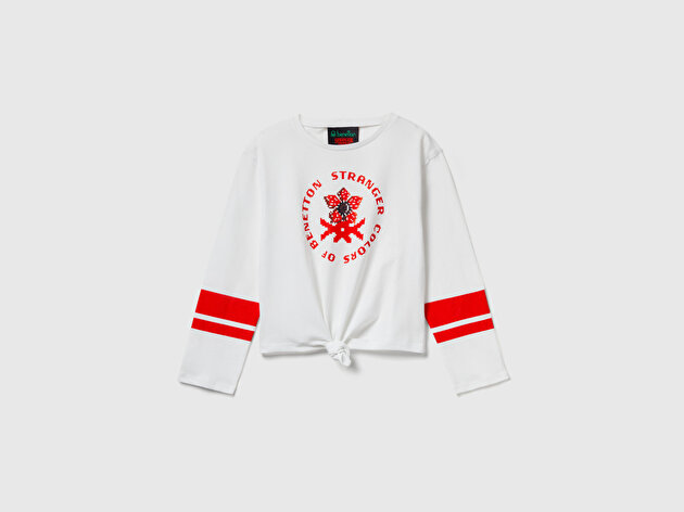Benetton Kız Çocuk %100 Pamuk Stranger Things Ön Düğüm Detaylı Kol Şerit Baskılı T-Shirt